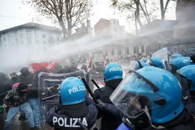 В Турине протесты из-за закрытия социального центра перешли в столкновения с полицией
